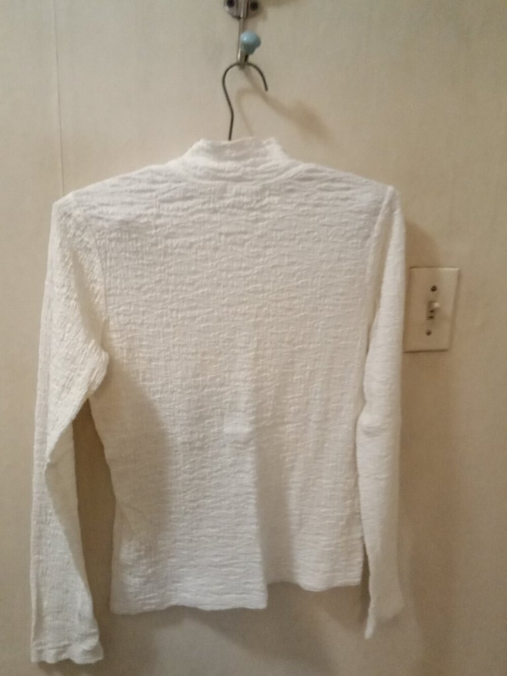 Evereve Sz XS white textured material Mock neck long sleeve top - Picture 4 of 5